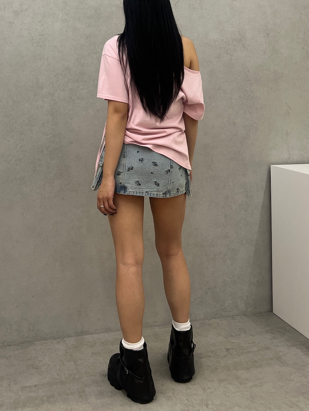 ピンク系のTシャツ/カットソー、ブラウン系のタンクトップ、ブラウン系のスカートを着用したレディースの春コーディネートの3枚目の写真