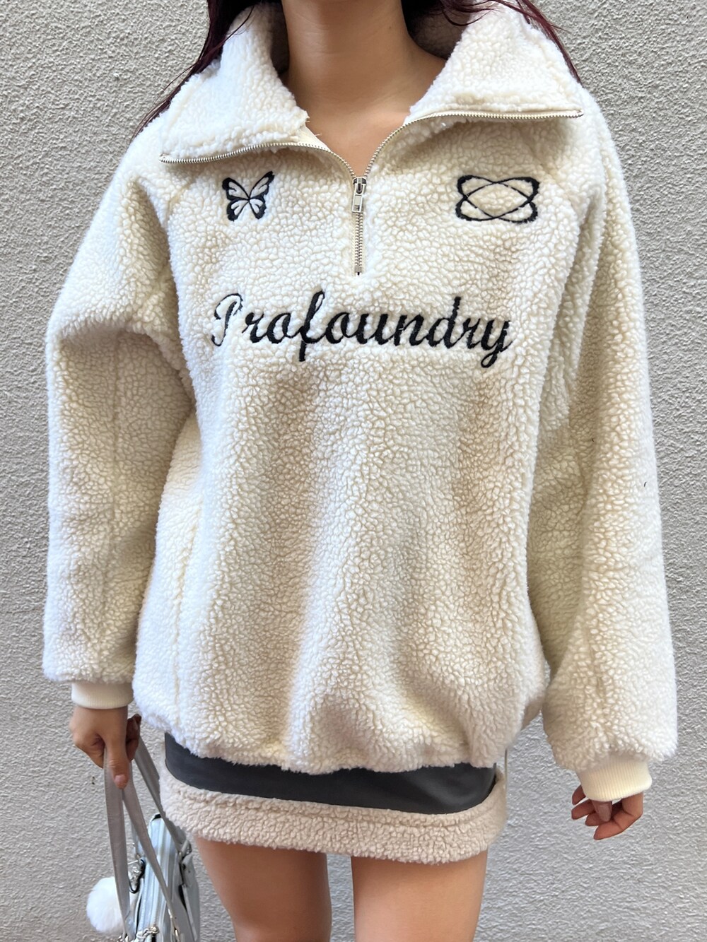 ホワイト系のTシャツ/カットソー、グレー系のスカート、ブラック系のブーツを着用したレディースの秋コーディネートの4枚目の写真