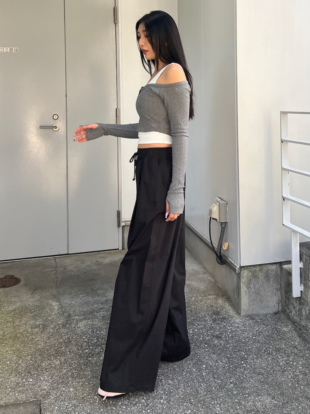 グレー系のTシャツ/カットソー、ブラック系のその他パンツ、ピンク系のスニーカーを着用したレディースの冬コーディネートの2枚目の写真