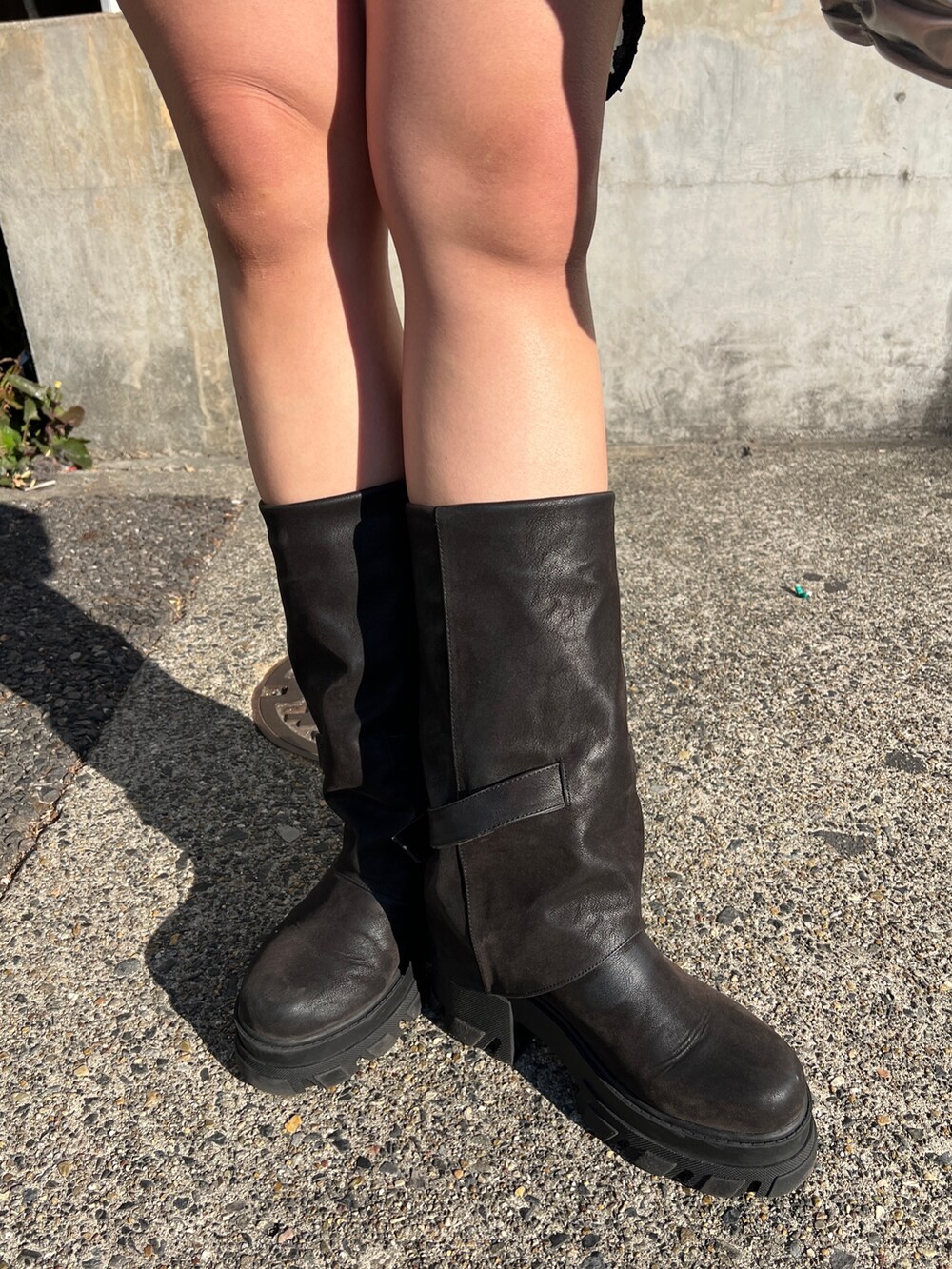 ブラウン系のブルゾン、ブラック系のニット/セーター、ブラック系のスカートを着用したレディースの冬コーディネートの7枚目の写真