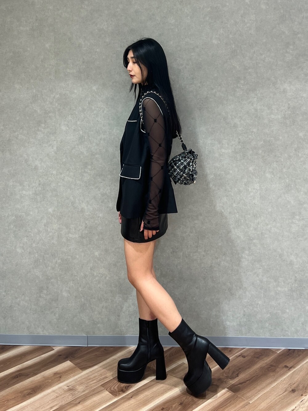 ブラック系のTシャツ/カットソー、ブラック系のベスト、その他のスカートを着用したレディースの秋コーディネートの2枚目の写真