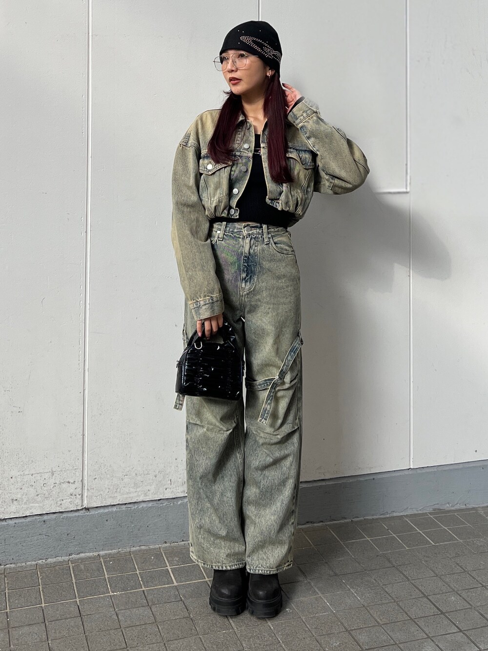 ブルー系のデニムジャケット、ブルー系のデニムパンツ、ブラック系のブーツを着用したレディースの冬コーディネートの2枚目の写真