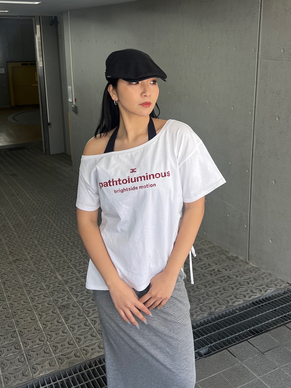 ホワイト系のTシャツ/カットソー、グレー系のタンクトップ、グレー系のスカートを着用したレディースの冬コーディネートの4枚目の写真