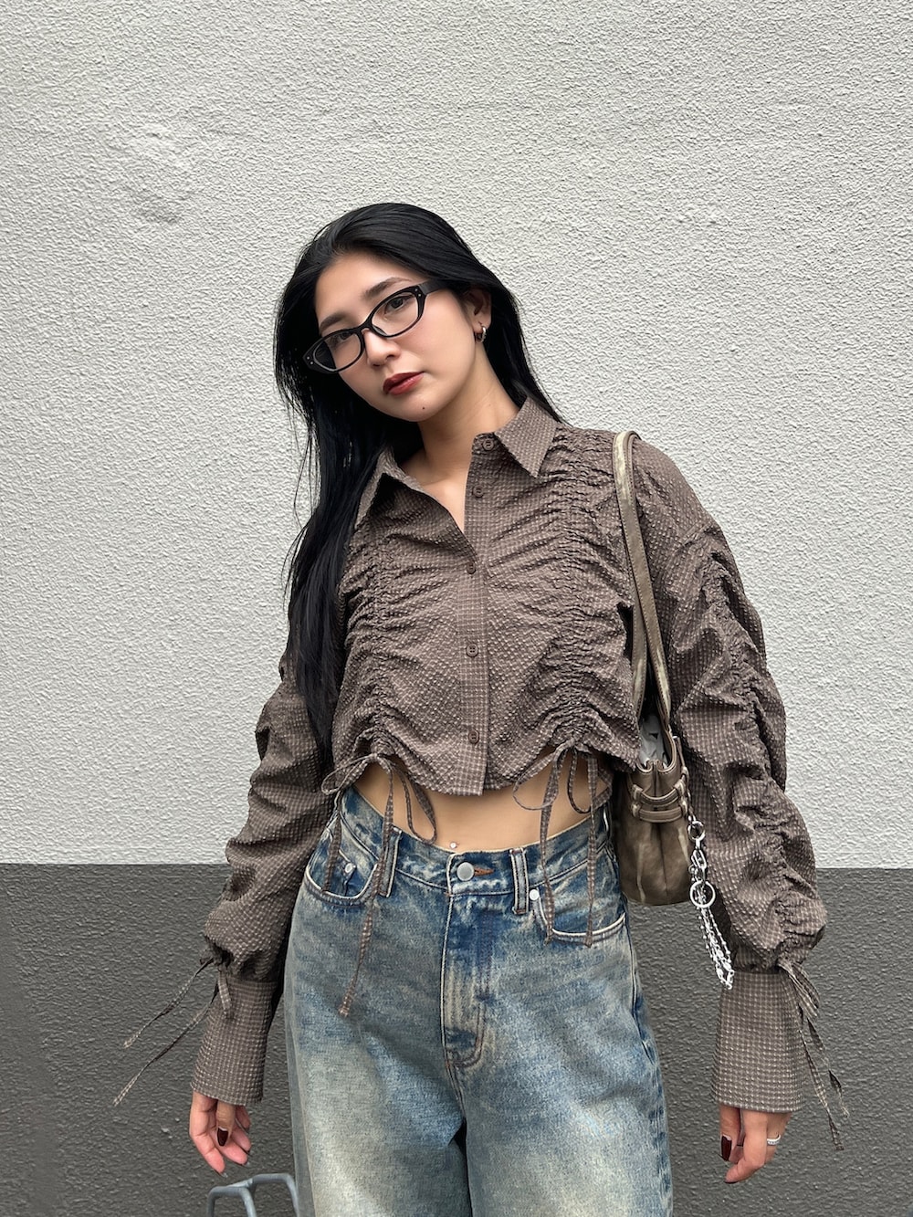 ブラウン系のシャツ/ブラウス、ブルー系のデニムパンツ、ブラック系のローファーを着用したレディースの秋コーディネートの4枚目の写真