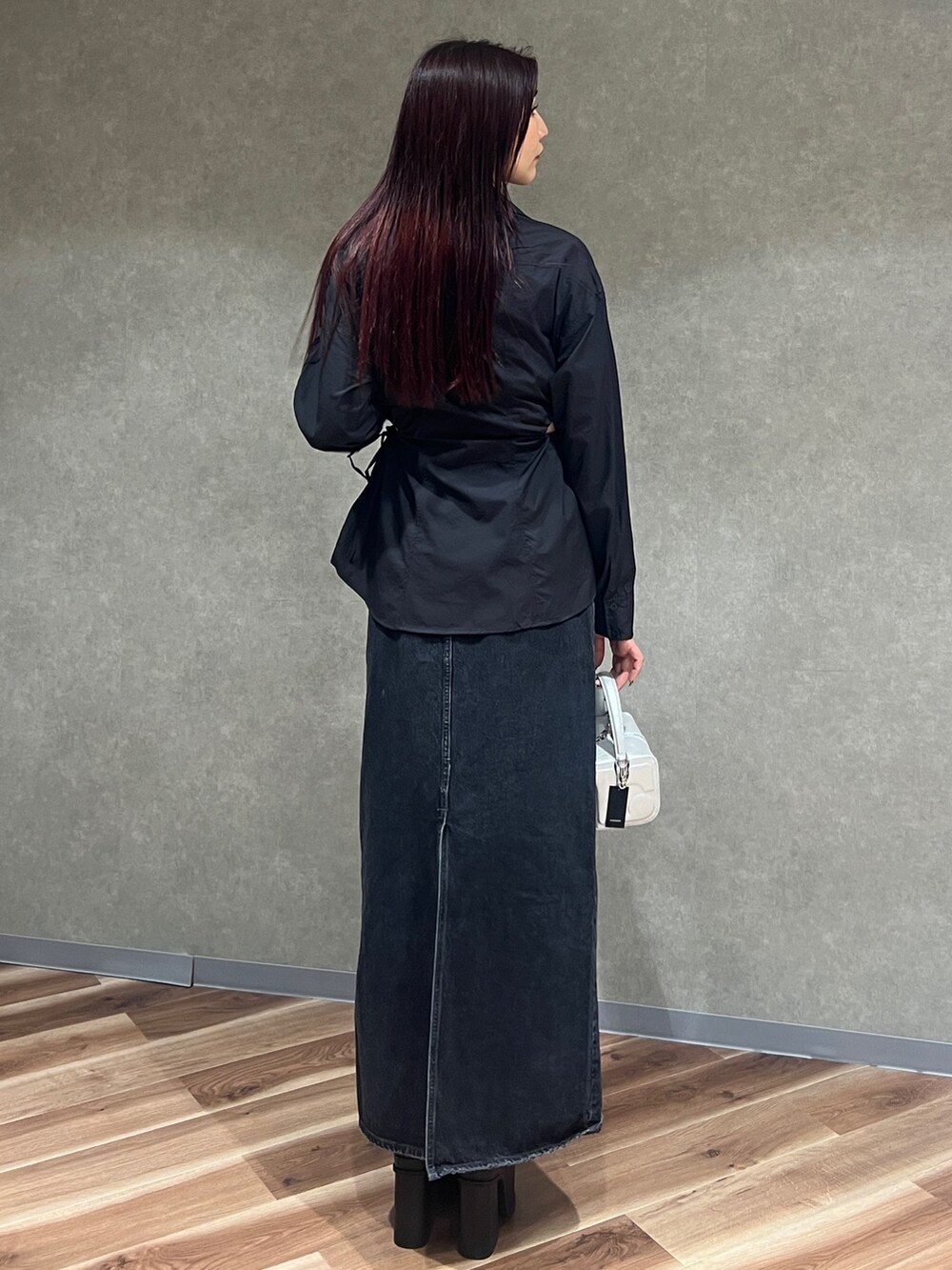 ブラック系のシャツ/ブラウス、ブラック系のスカート、グレー系のハンドバッグを着用したレディースの夏コーディネートの5枚目の写真