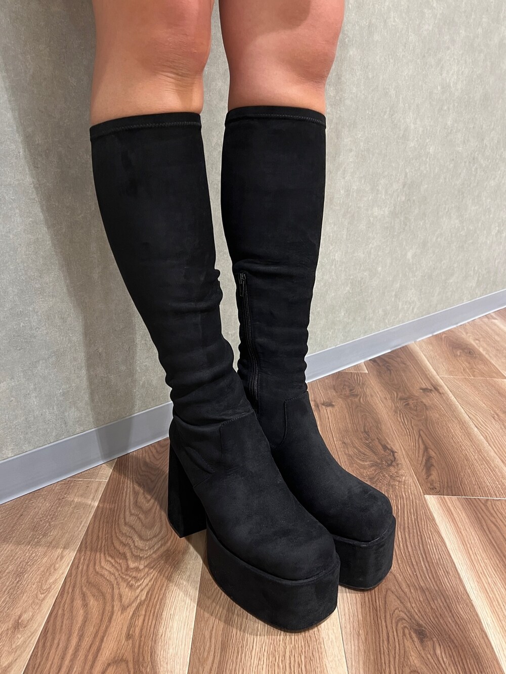 ブラック系のピーコート、その他のブーツ、ブラック系のスカートを着用したレディースの冬コーディネートの7枚目の写真