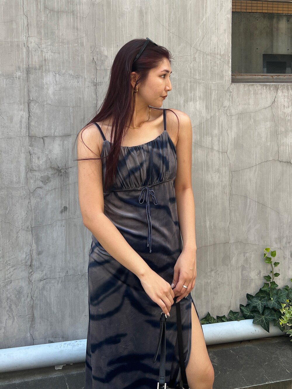 その他のワンピース、ブラック系のショルダーバッグ、ブラック系のブーツを着用したレディースの夏コーディネートの3枚目の写真