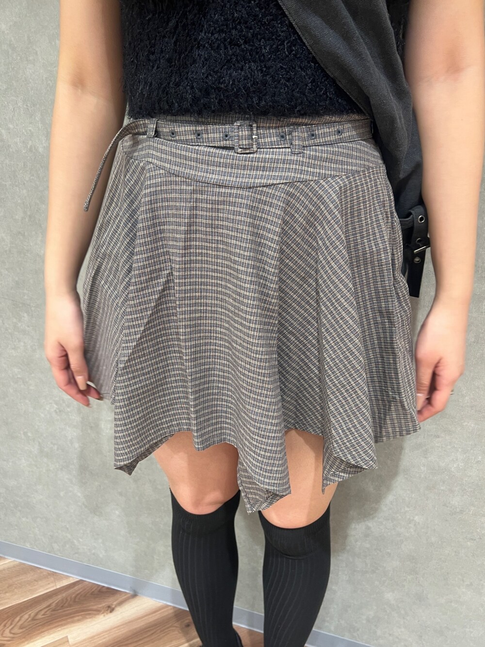 ブラック系のニット/セーター、その他のスカート、ブラック系のサンダルを着用したレディースの春コーディネートの5枚目の写真