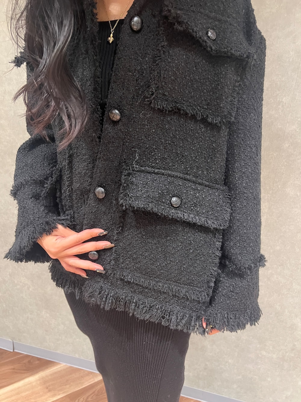 ブラック系のその他アウター、ブラック系のワンピース、ブラック系のブーツを着用したレディースの秋コーディネートの4枚目の写真