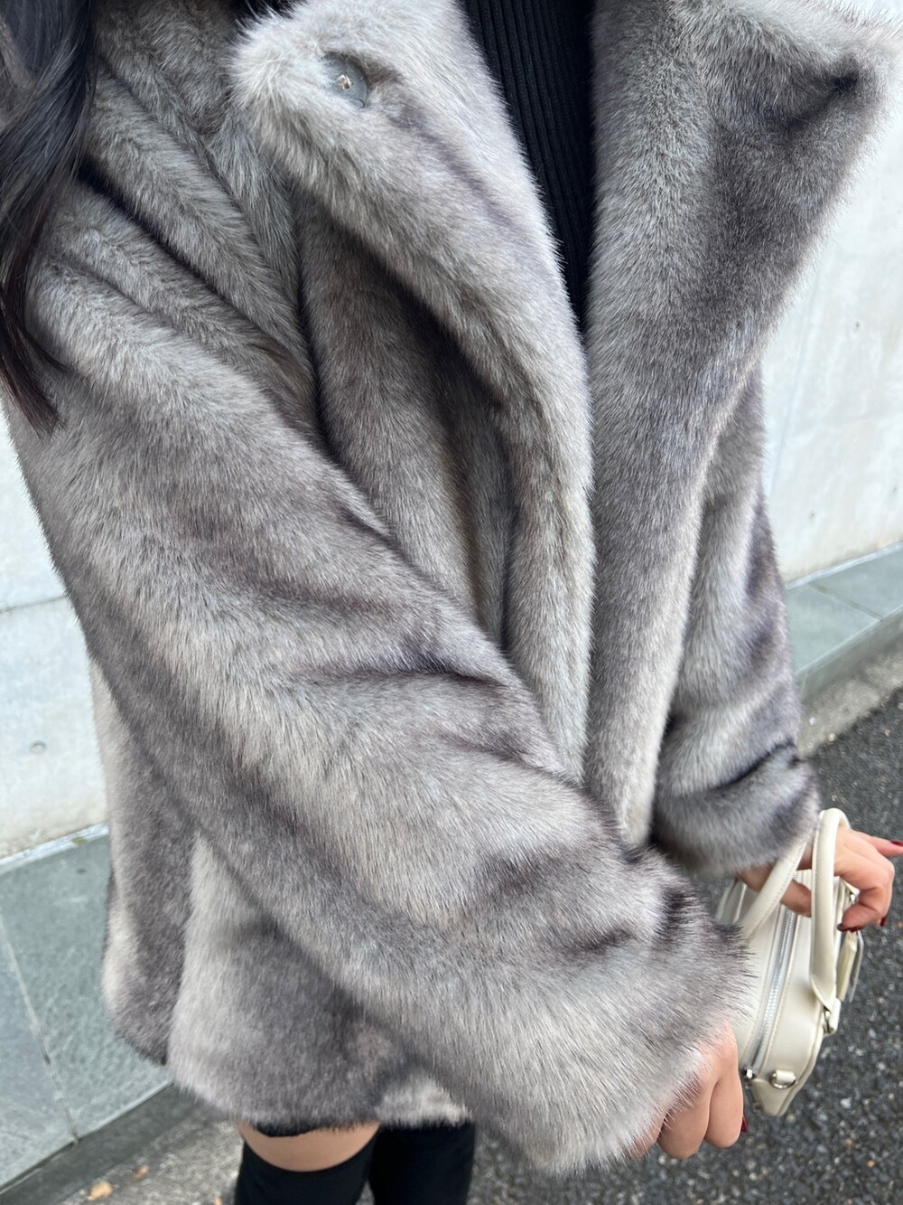 グレー系のその他アウター、ブラック系のワンピース、ブラック系のブーツを着用したレディースの冬コーディネートの6枚目の写真