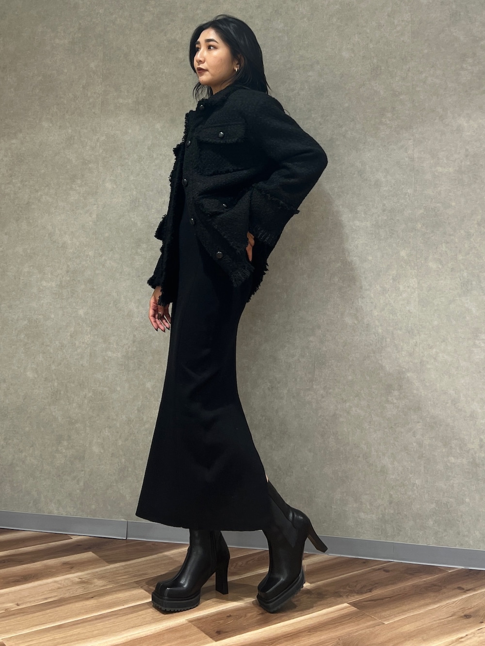 ブラック系のその他アウター、ブラック系のワンピース、ブラック系のブーツを着用したレディースの秋コーディネートの3枚目の写真