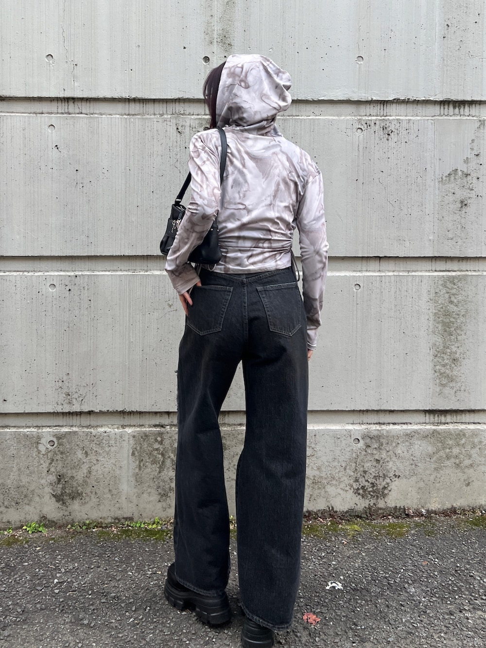 その他のTシャツ/カットソー、ブラック系のデニムパンツ、ブラック系のローファーを着用したレディースの冬コーディネートの3枚目の写真