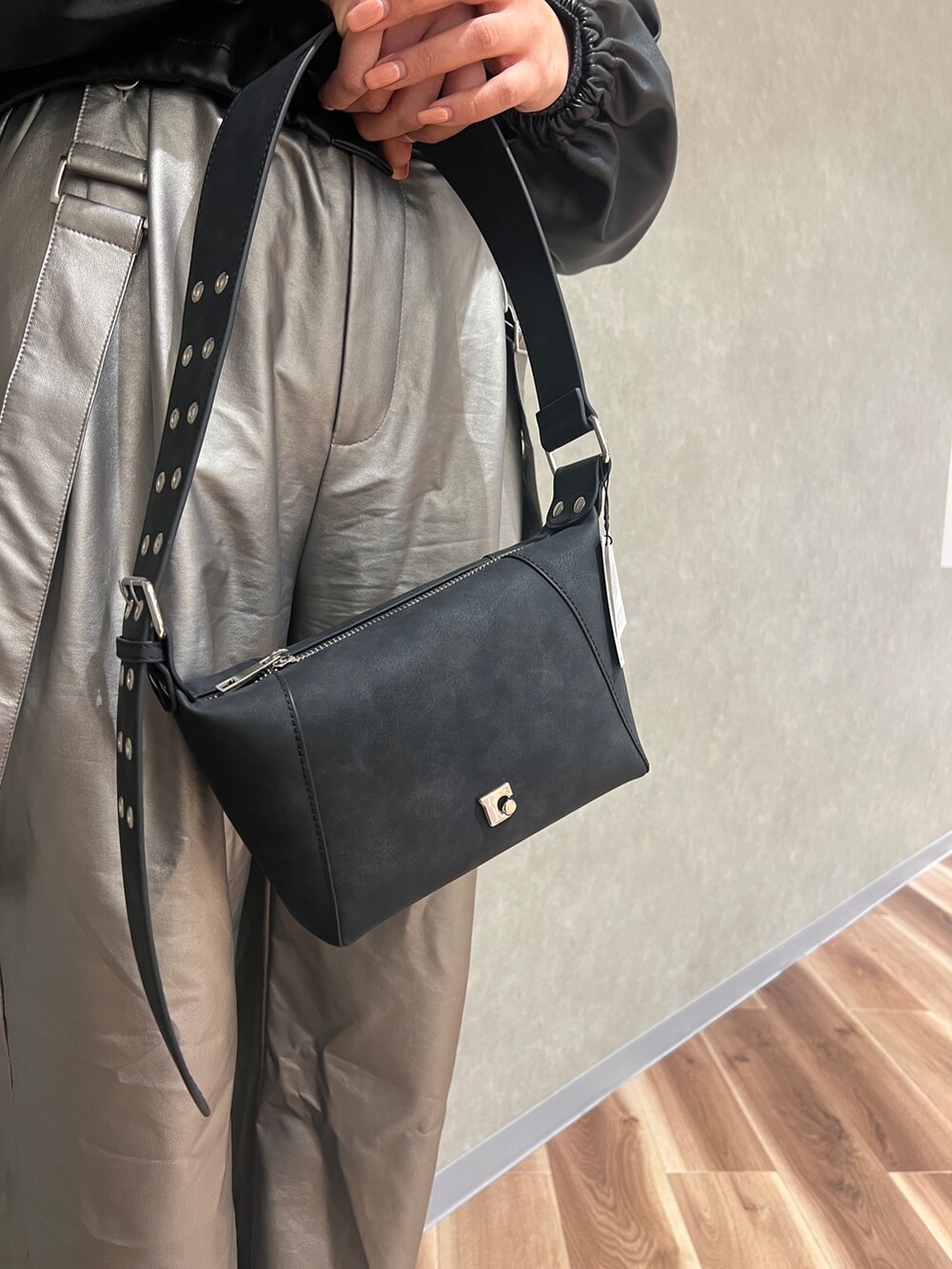 グレー系のデニムジャケット、グレー系のデニムパンツ、ブラック系のブーツを着用したレディースの冬コーディネートの6枚目の写真