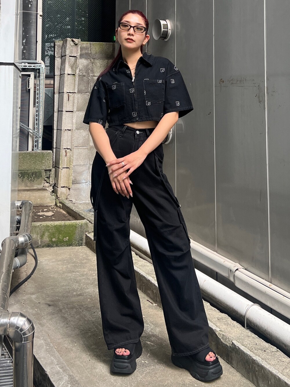 ブラック系のデニムパンツ、ブラック系のシャツ/ブラウス、ブラック系のサンダルを着用したレディースの夏コーディネートの2枚目の写真