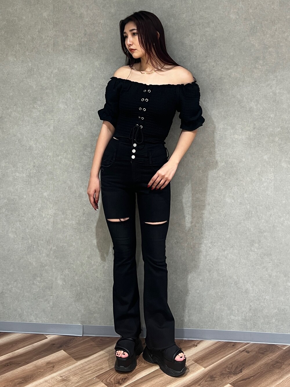 ブラック系のTシャツ/カットソー、ブラック系のデニムパンツ、ブラック系のサンダルを着用したレディースの春コーディネートの6枚目の写真