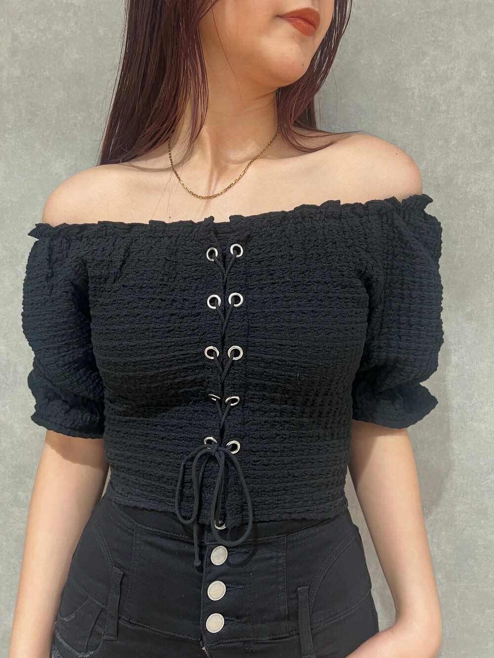 ブラック系のTシャツ/カットソー、ブラック系のデニムパンツ、ブラック系のサンダルを着用したレディースの春コーディネートの3枚目の写真