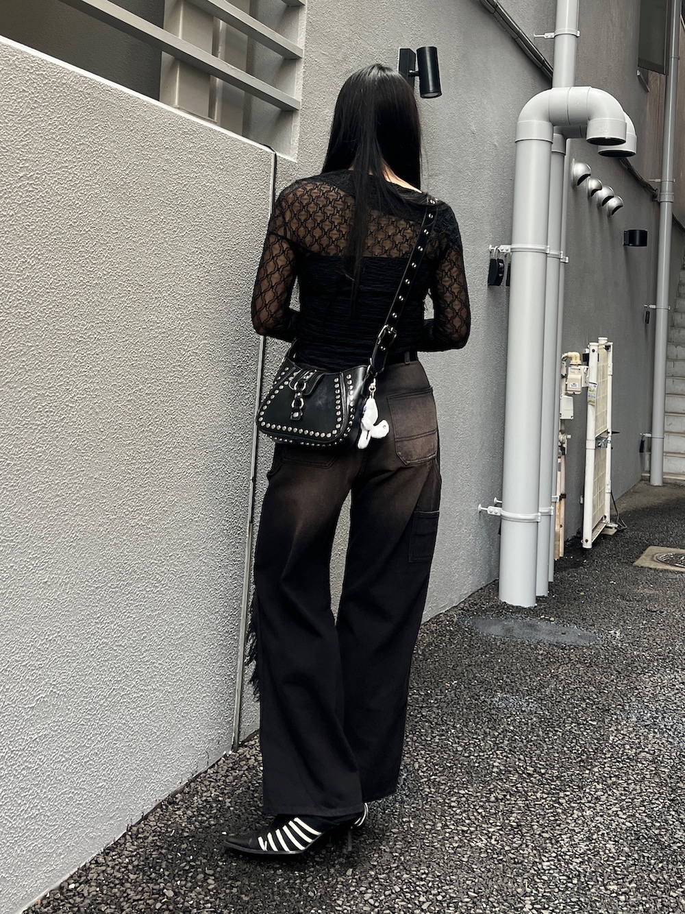 ブラック系のTシャツ/カットソー、ブラック系のデニムパンツ、シルバー系のサングラスを着用したレディースの春コーディネートの3枚目の写真