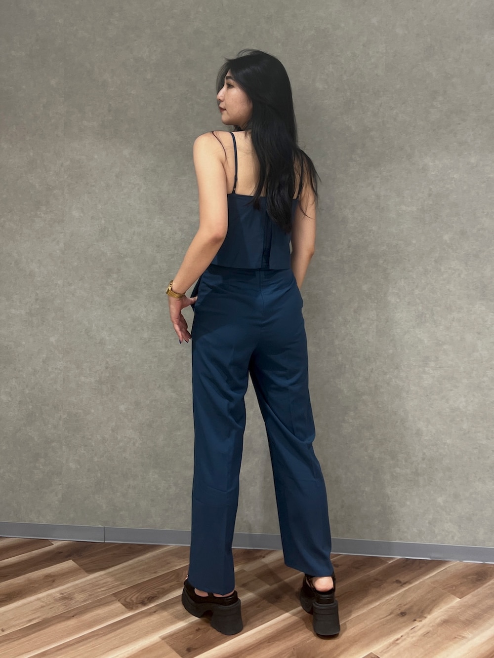 「夏コーデ、EMODA、エモダコーデ、高身長女子、高身長コーデ、カラーコーデ」｜「EMODAのレイヤーサロペット（つなぎ/オールインワン、ブルー系）」を使った、永田真弓さん（レディース・168cm）の夏コーディネートの4枚目の写真