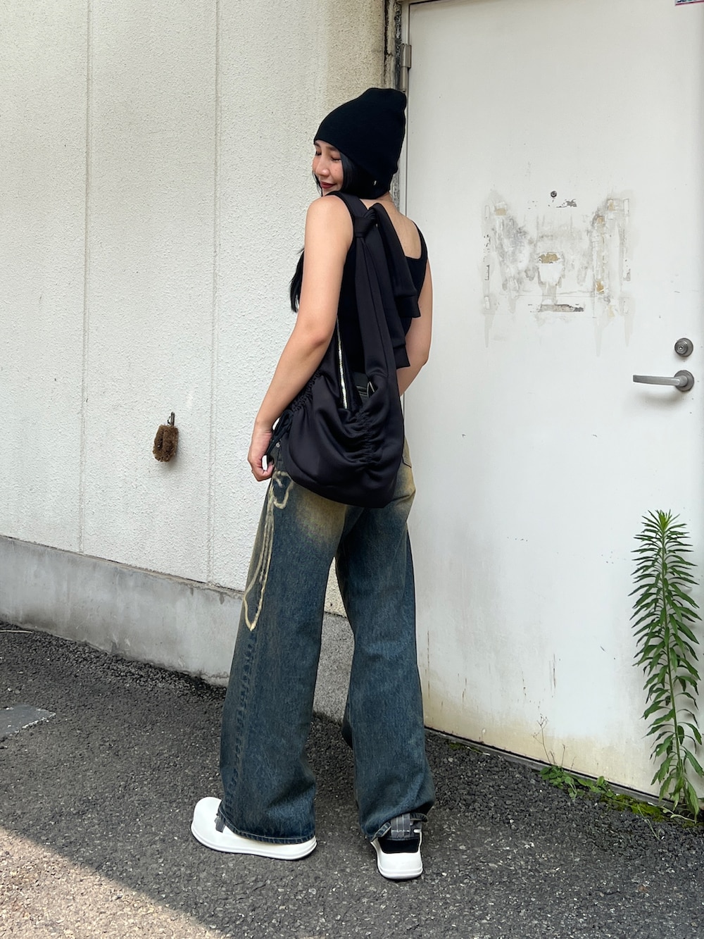 ブラック系のTシャツ/カットソー、ブルー系のデニムパンツ、ブラック系のショルダーバッグを着用したレディースの夏コーディネートの3枚目の写真