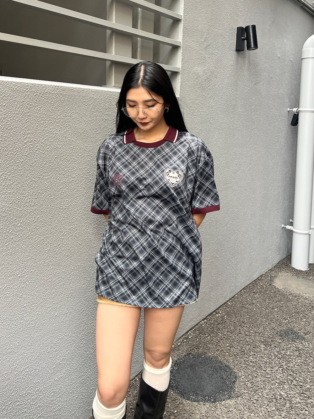 ブラック系のTシャツ/カットソー、ブラウン系のスカート、ブラック系のブーツを着用したレディースの冬コーディネートの4枚目の写真