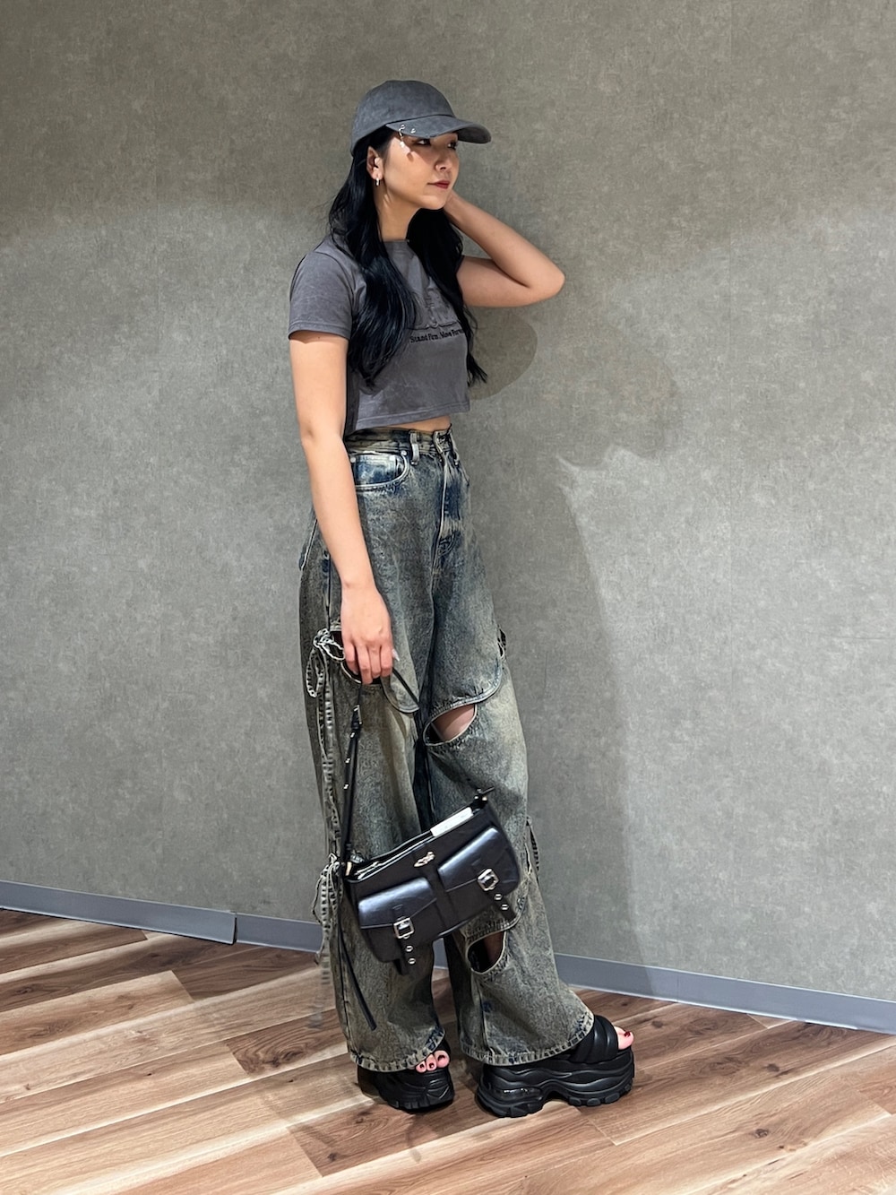 グレー系のTシャツ/カットソー、ブルー系のデニムパンツ、ブラック系のサンダルを着用したレディースの夏コーディネートの2枚目の写真