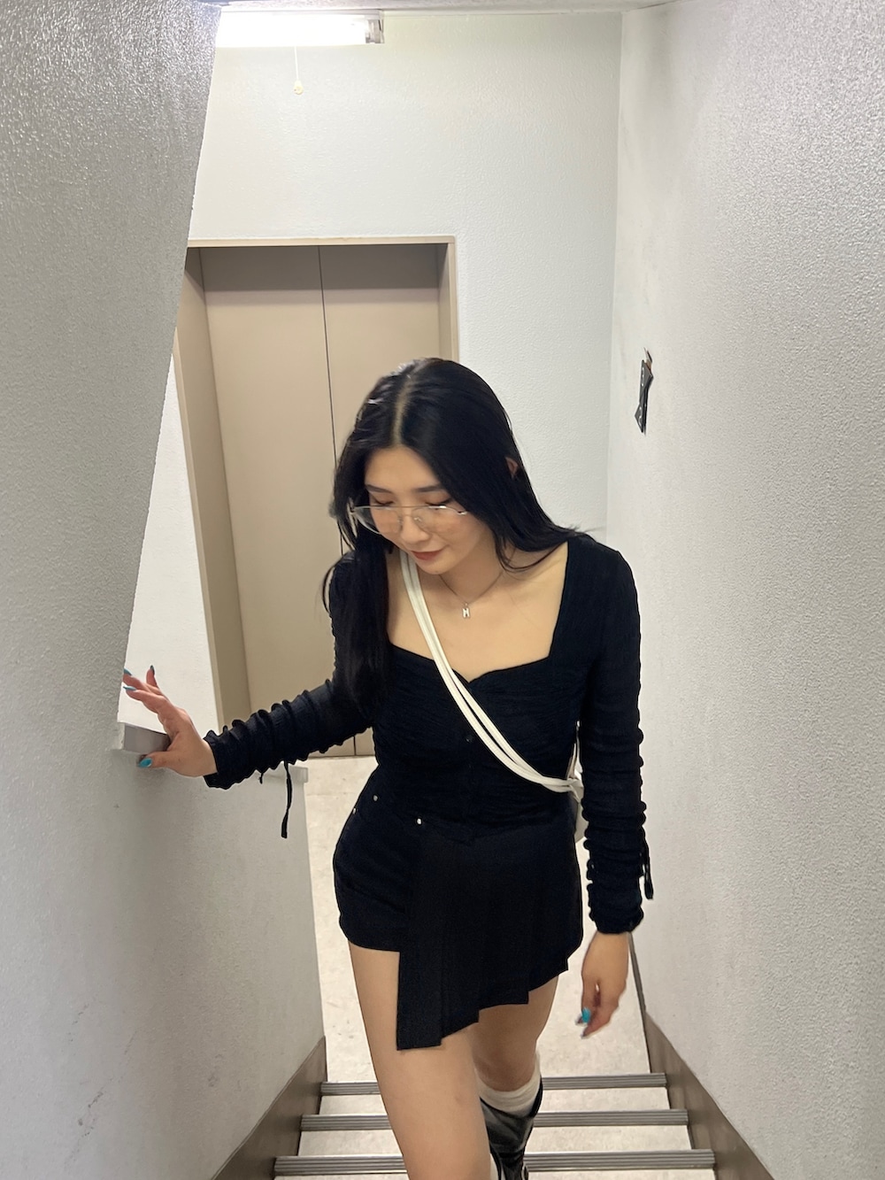 ブラック系のTシャツ/カットソー、ブラック系のその他パンツ、ブラック系のブーツを着用したレディースの春コーディネートの3枚目の写真