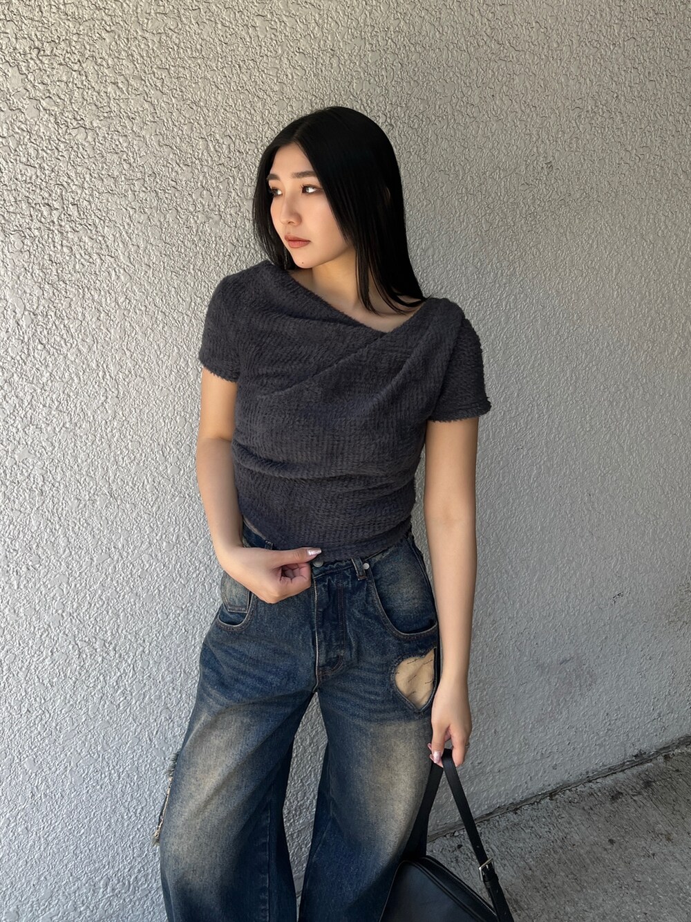 グレー系のTシャツ/カットソー、ブルー系のデニムパンツ、ブラック系のスニーカーを着用したレディースの夏コーディネートの4枚目の写真