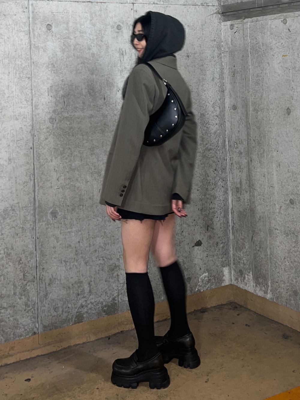ベージュ系のテーラードジャケット、ブラック系のTシャツ/カットソー、ブラック系のスカートを着用したレディースの冬コーディネートの2枚目の写真