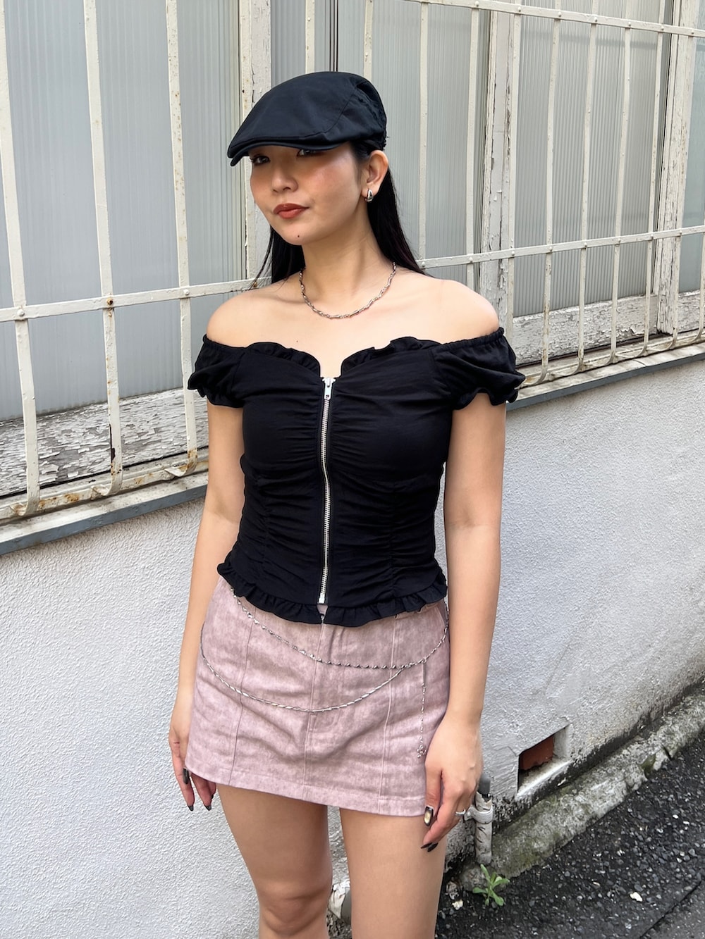 ブラック系のシャツ/ブラウス、ピンク系のスカート、ブラック系のブーツを着用したレディースの夏コーディネートの5枚目の写真
