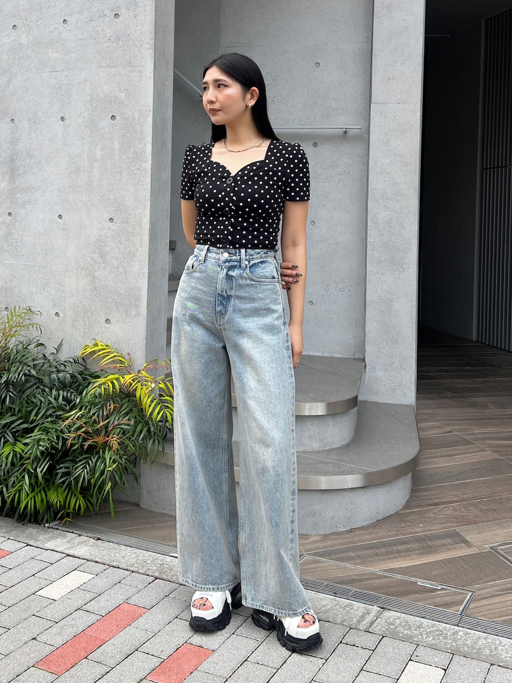 その他のTシャツ/カットソー、ブルー系のデニムパンツ、ホワイト系のサンダルを着用したレディースの春コーディネートの5枚目の写真