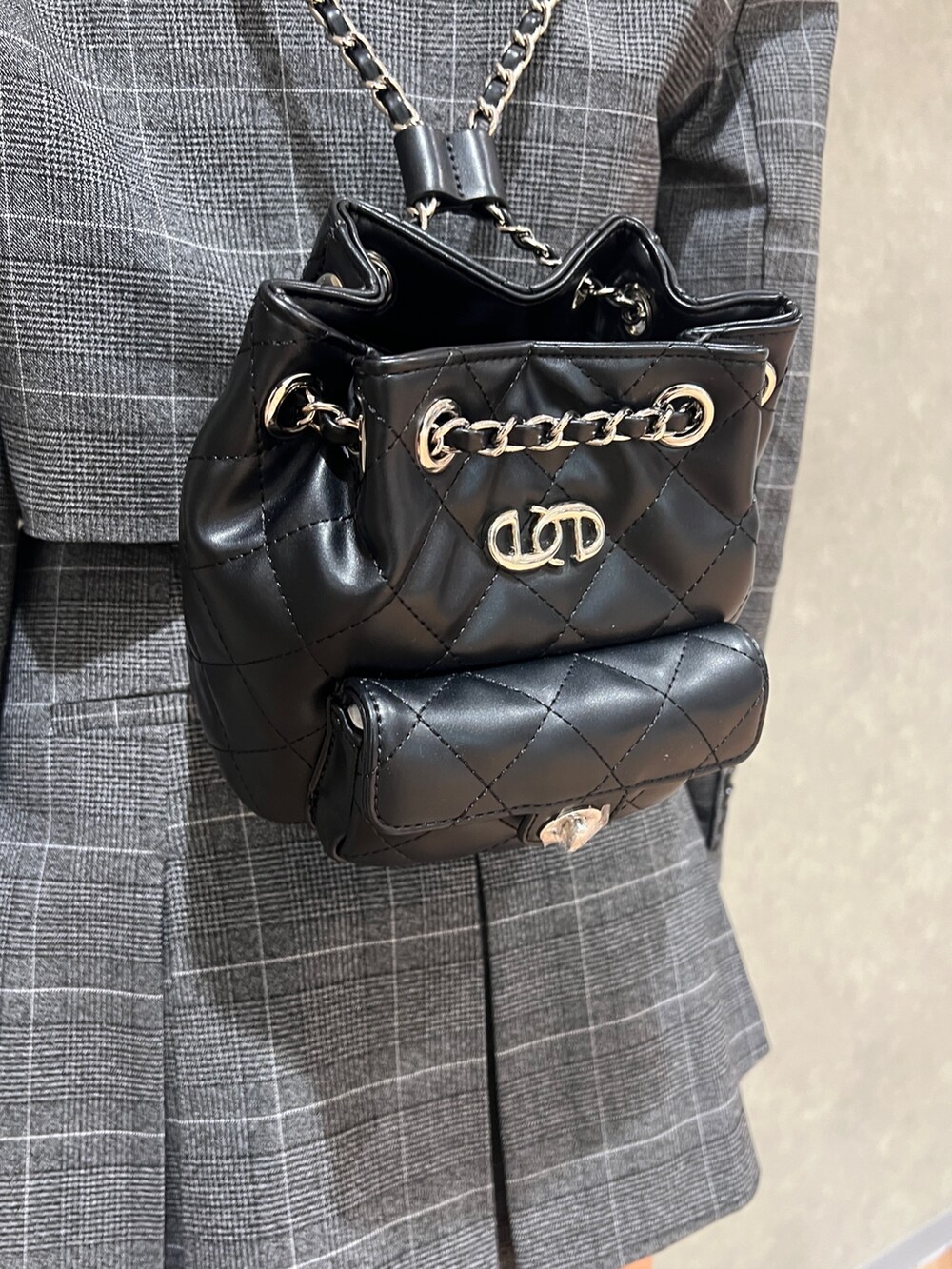 ブラウン系のテーラードジャケット、ブラック系のニット/セーター、その他のスカートを着用したレディースの秋コーディネートの7枚目の写真