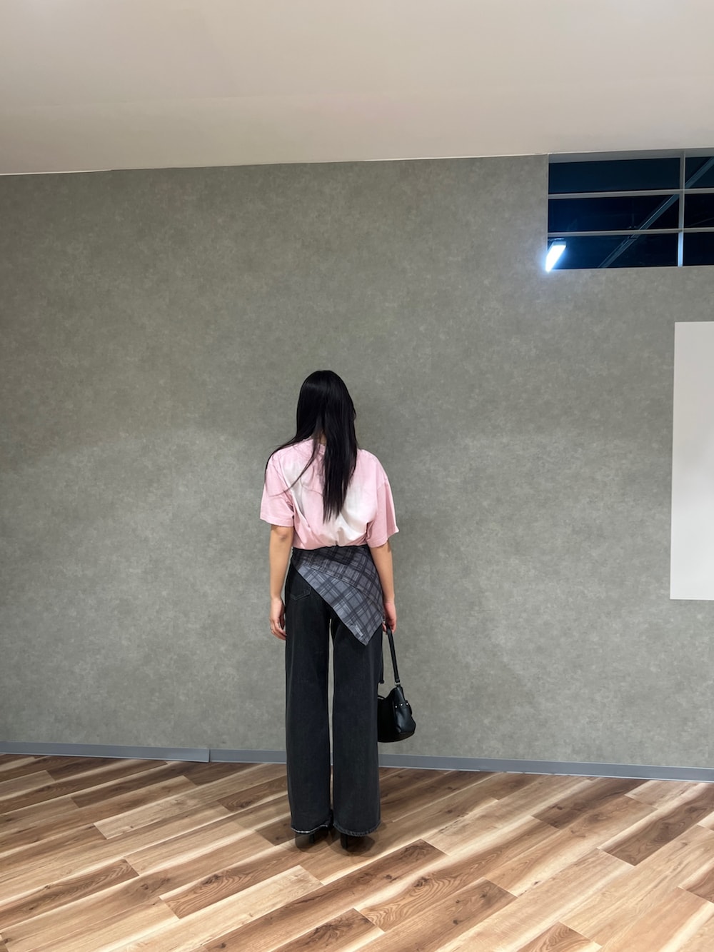 ピンク系のTシャツ/カットソー、ブラック系のデニムパンツ、ブラック系のパンプスを着用したレディースの春コーディネートの2枚目の写真