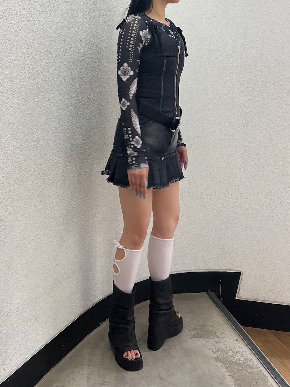 ブラック系のワンピース、ブラック系のサンダル、ブルー系のTシャツ/カットソーを着用したレディースの春コーディネートの3枚目の写真