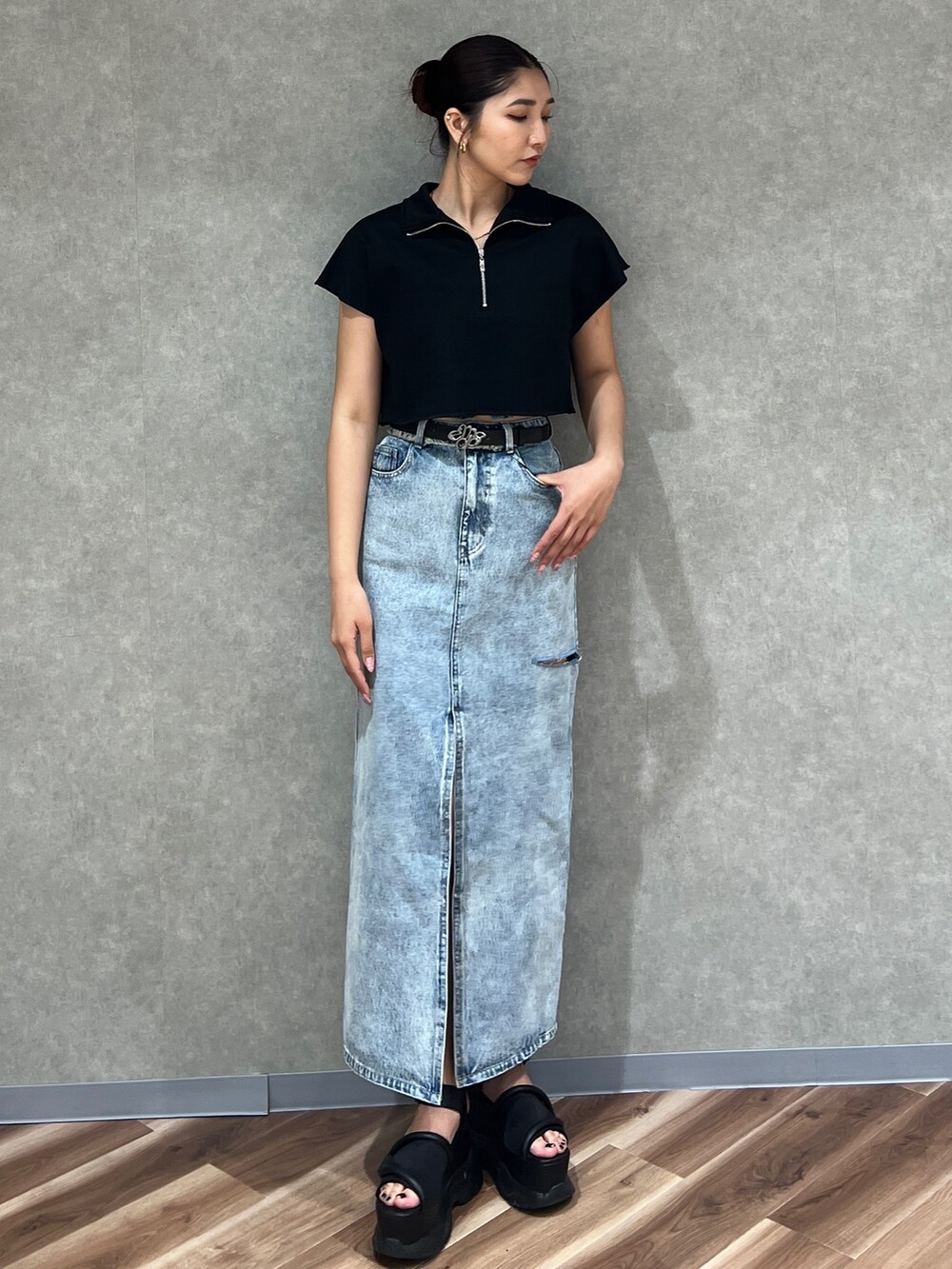 ブラック系のTシャツ/カットソー、ブルー系のデニムスカート、ブラック系のサンダルを着用したレディースの夏コーディネートの2枚目の写真