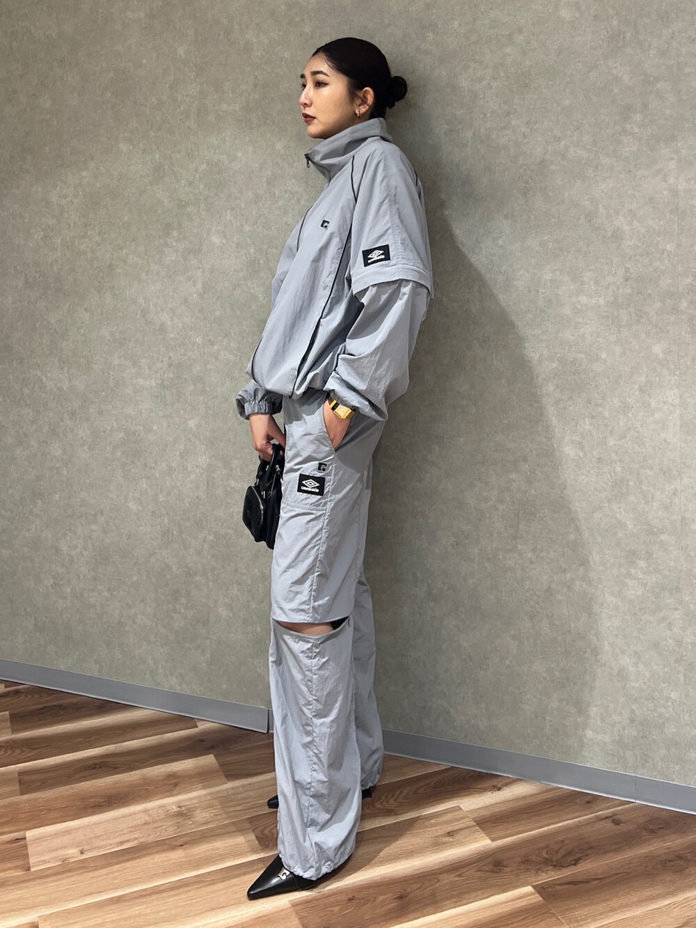 グレー系のその他パンツ、グレー系のブルゾン、ブラック系のパンプスを着用したレディースの春コーディネートの2枚目の写真