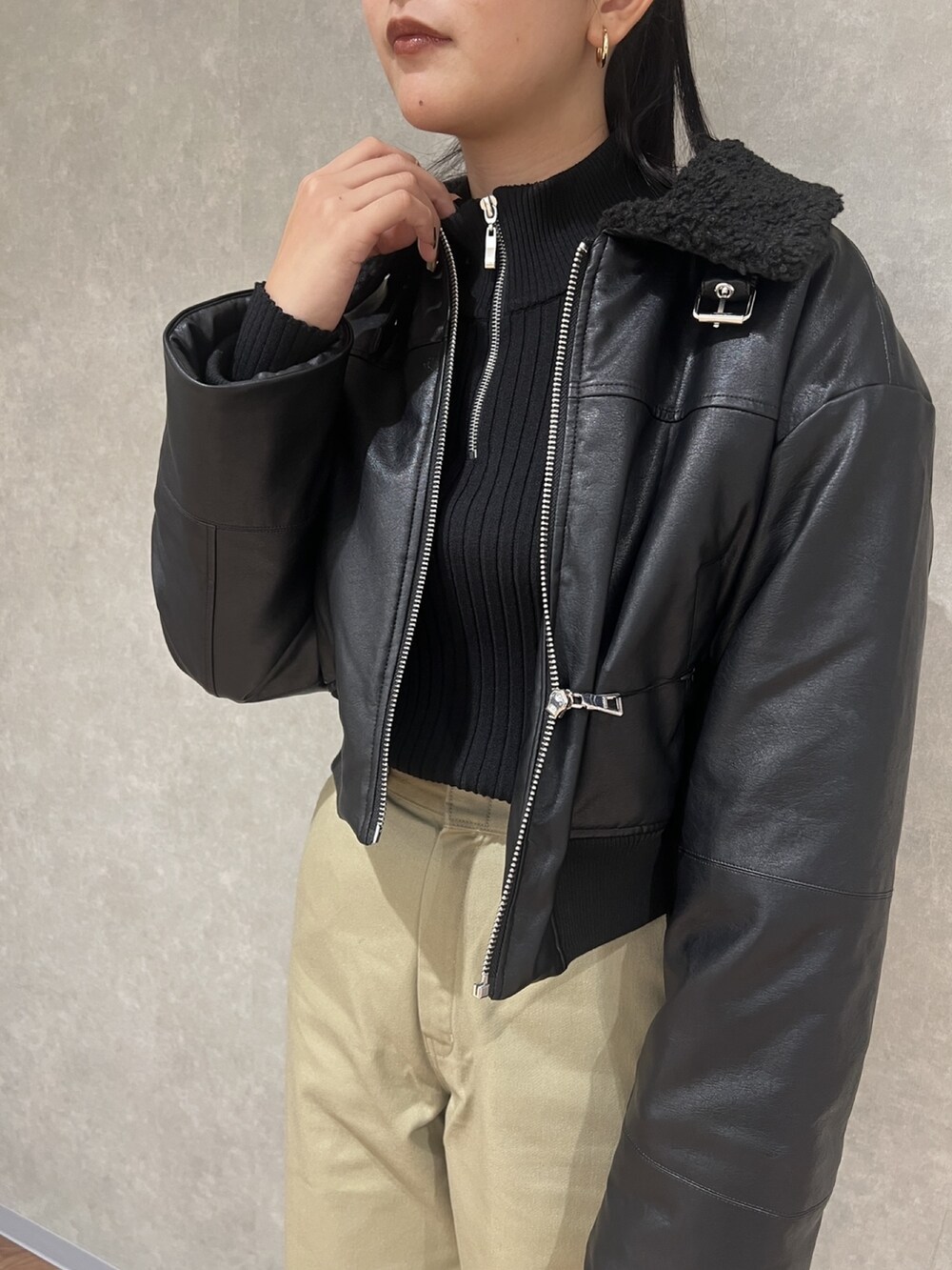 ブラック系のブルゾン、ブラック系のブーツ、ブラック系のニット/セーターを着用したレディースの秋コーディネートの5枚目の写真