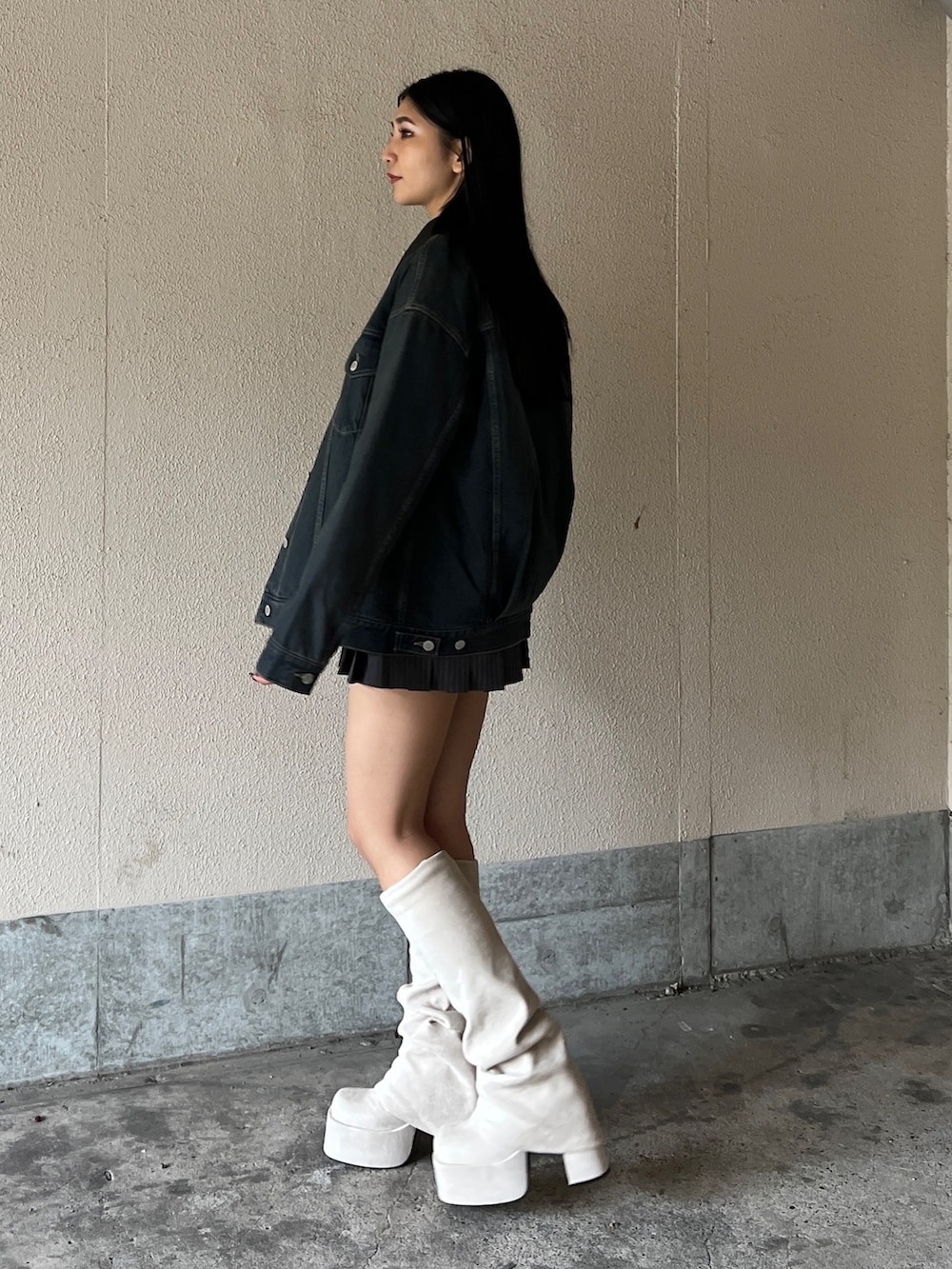 ブルー系のブルゾン、グレー系のニット/セーター、グレー系のスカートを着用したレディースの冬コーディネートの2枚目の写真