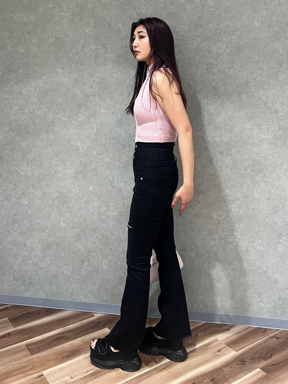 ピンク系のニット/セーター、ブラック系のデニムパンツ、ブラック系のサンダルを着用したレディースの春コーディネートの3枚目の写真