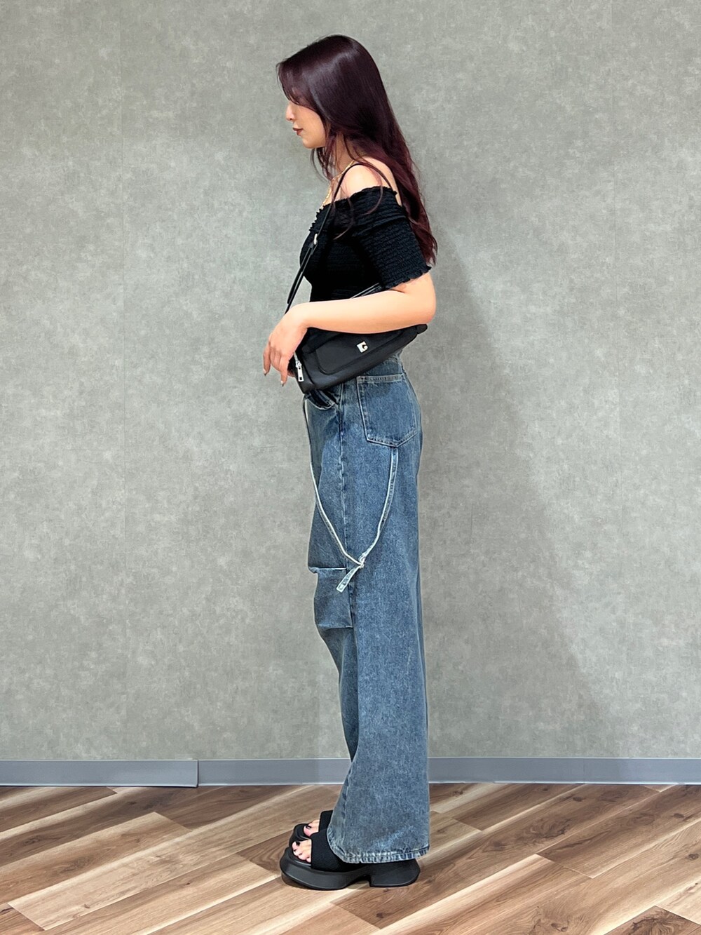 ブラック系のTシャツ/カットソー、ブルー系のデニムパンツ、ブラック系のサンダルを着用したレディースの夏コーディネートの2枚目の写真