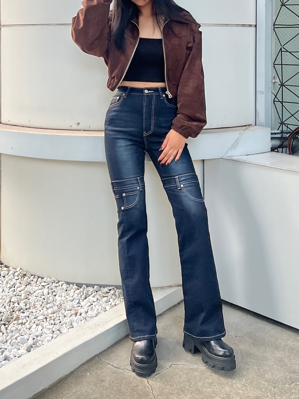 ブラウン系のブルゾン、ブラック系のキャミソール、ブルー系のデニムパンツを着用したレディースの夏コーディネートの2枚目の写真