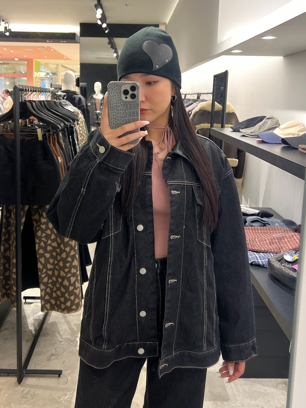 ブルー系のブルゾン、ピンク系のニット/セーター、ブルー系のデニムパンツを着用したレディースの冬コーディネートの4枚目の写真