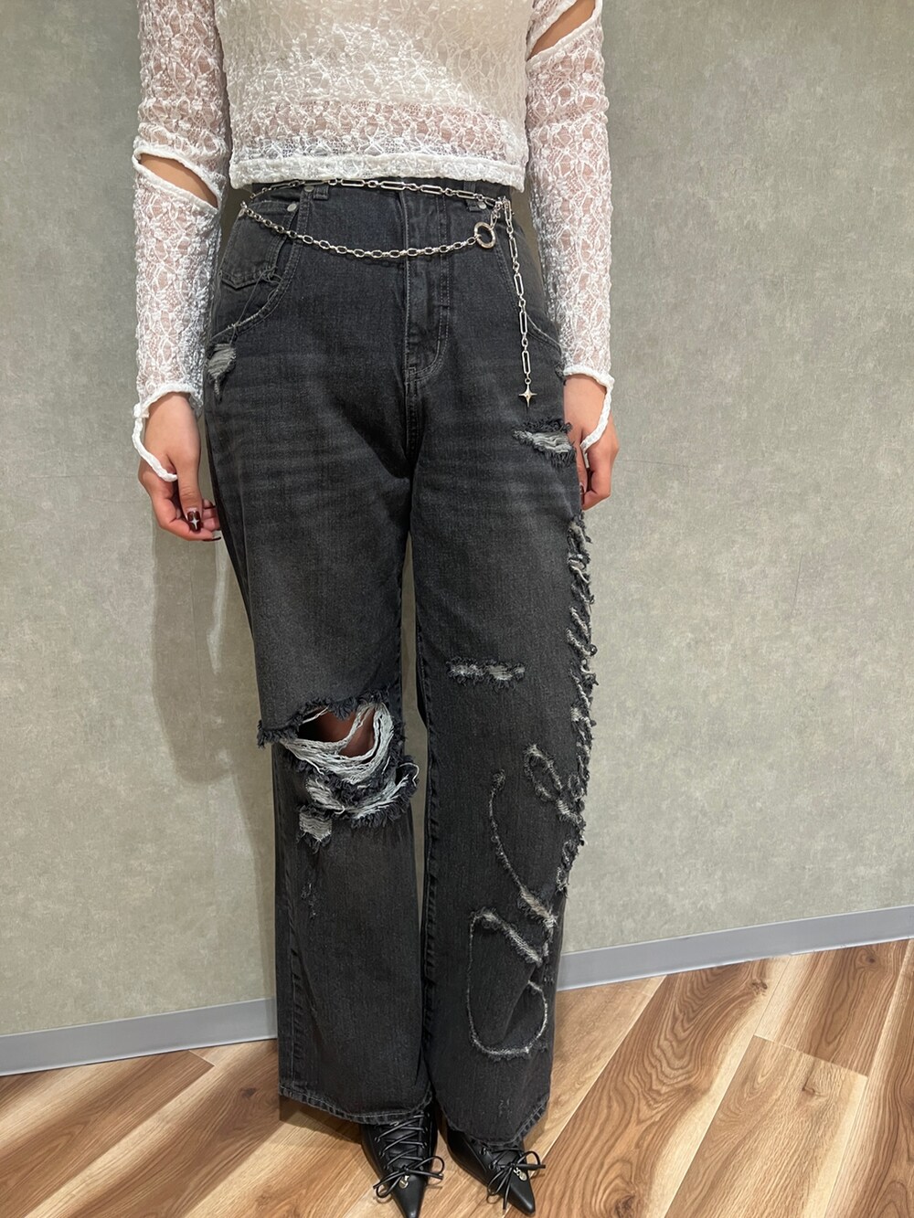 ホワイト系のTシャツ/カットソー、グレー系のデニムパンツ、ブラック系のパンプスを着用したレディースの春コーディネートの4枚目の写真