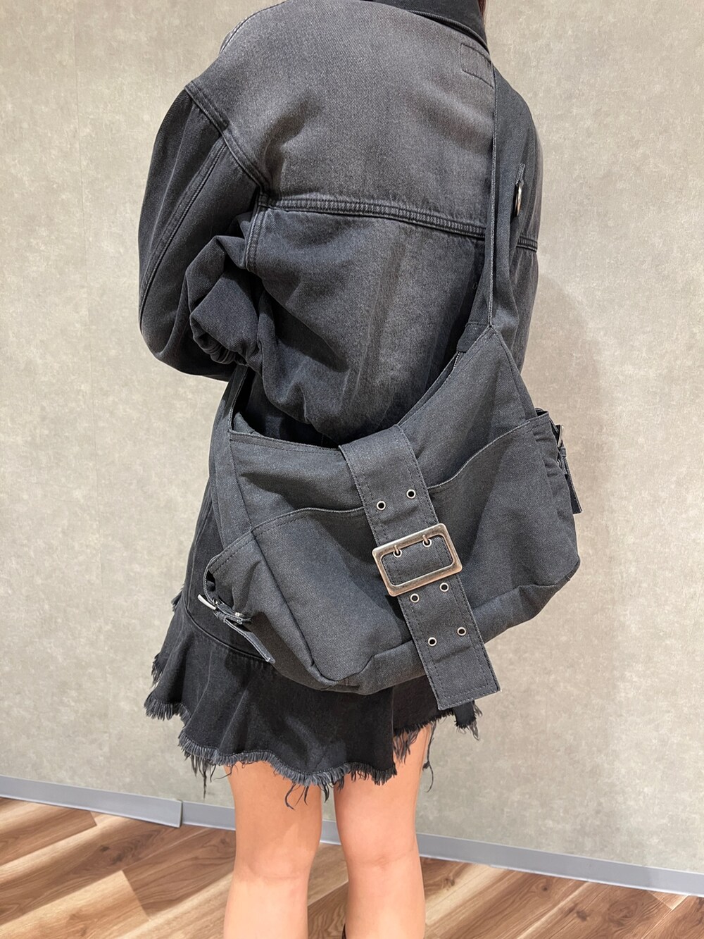 ブラック系のワンピース、ブラック系のデニムジャケット、ブラウン系のブーツを着用したレディースの冬コーディネートの7枚目の写真