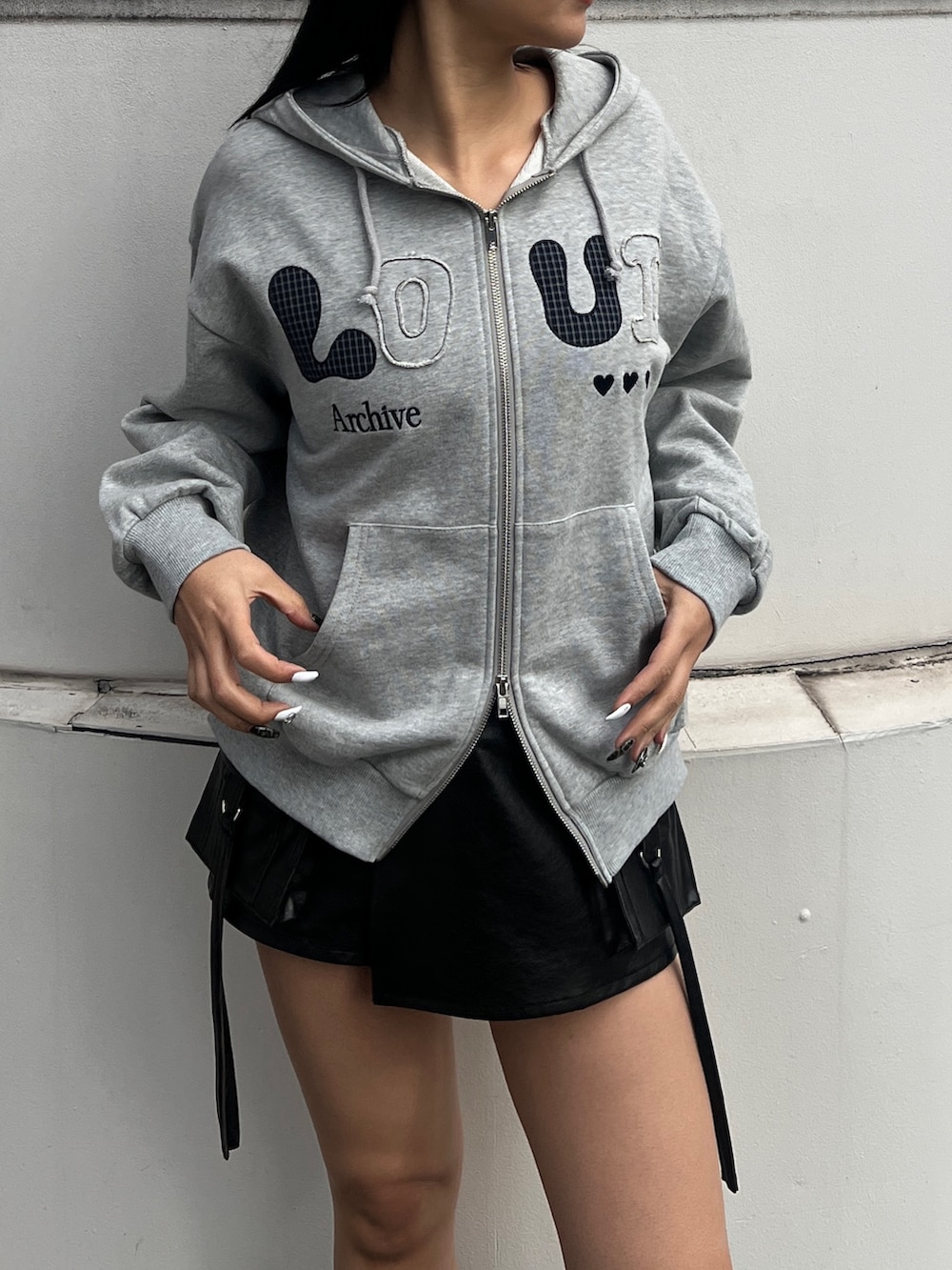 グレー系のパーカー、ブラック系のその他パンツ、ブラック系のブーツを着用したレディースの冬コーディネートの3枚目の写真