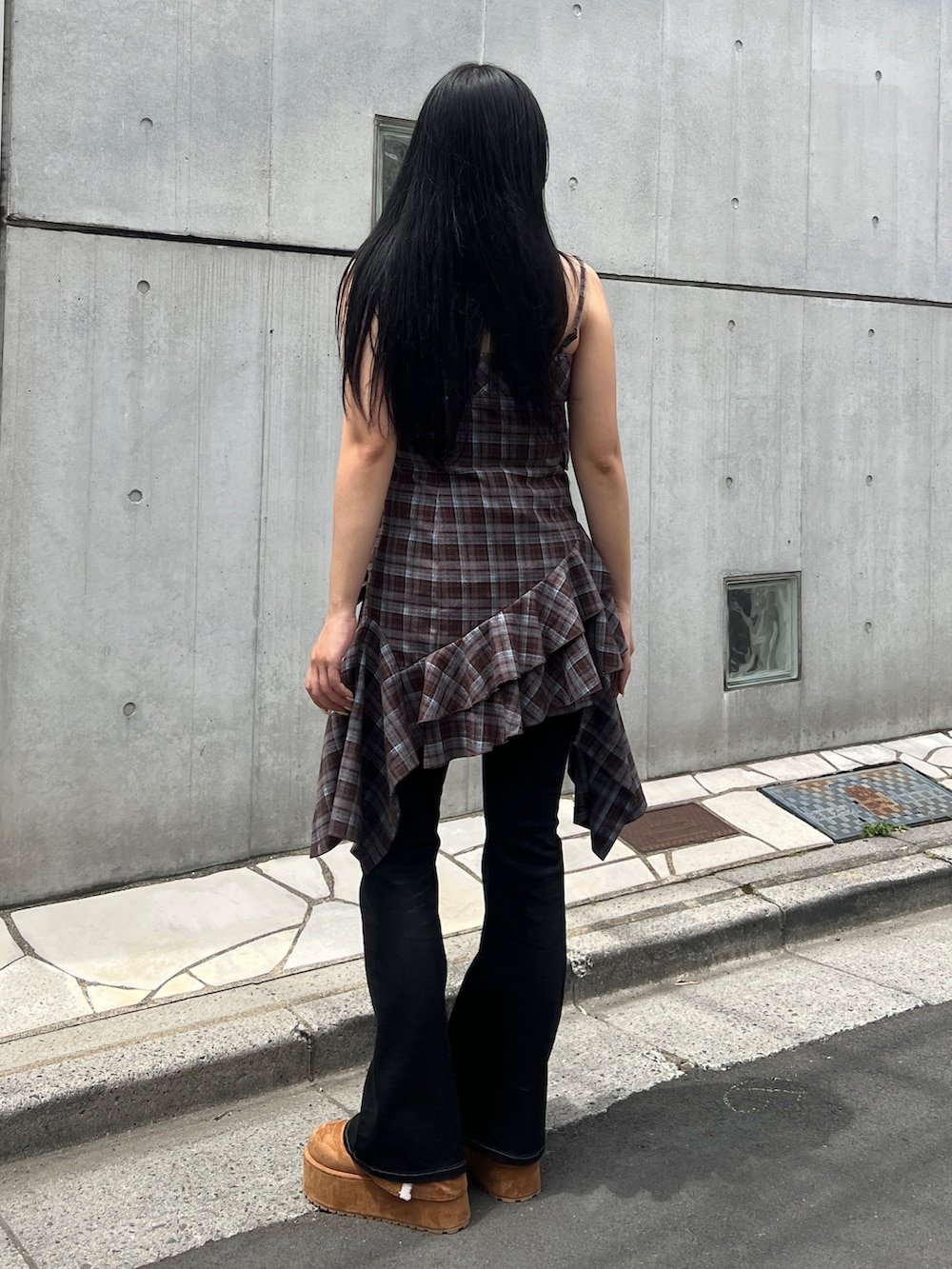 ブラウン系のワンピース、ブラック系のデニムパンツ、イエロー系のその他シューズを着用したレディースの夏コーディネートの3枚目の写真
