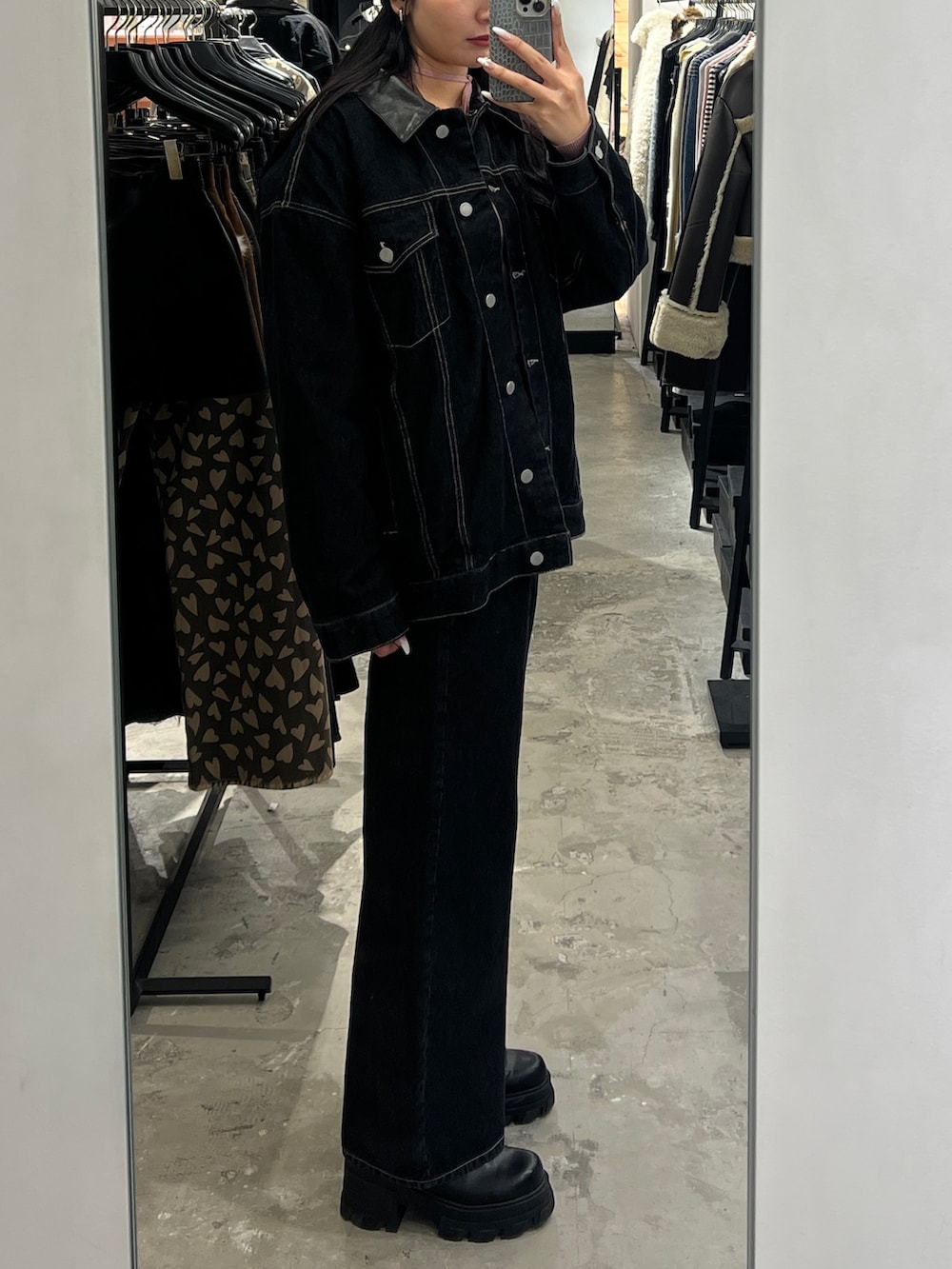 ブルー系のブルゾン、ピンク系のニット/セーター、ブルー系のデニムパンツを着用したレディースの冬コーディネートの2枚目の写真