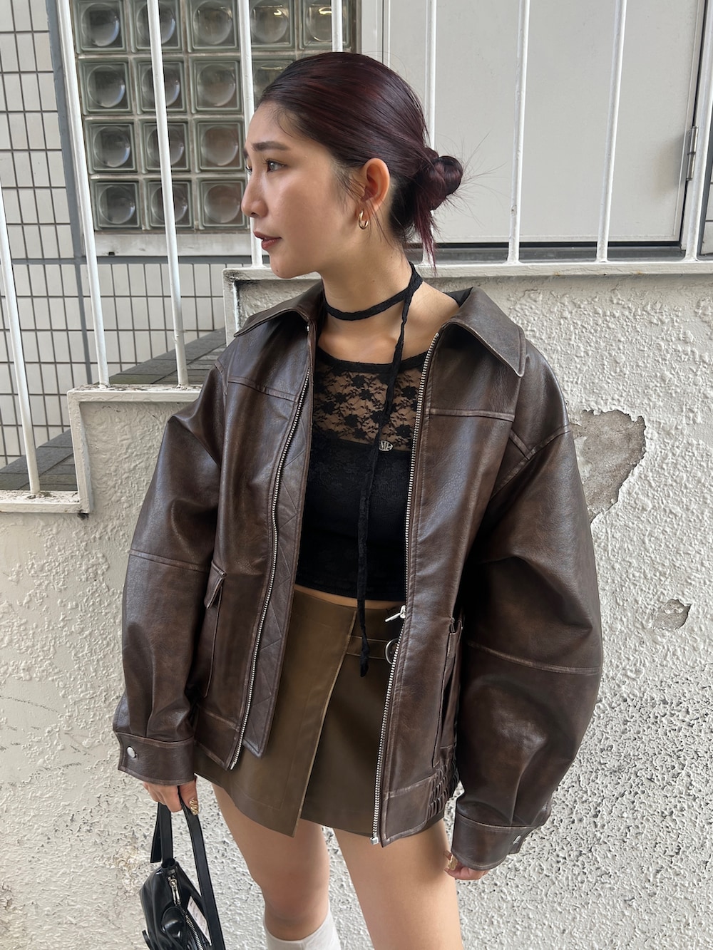 ブラウン系のブルゾン、ブラック系のTシャツ/カットソー、ブラウン系のその他パンツを着用したレディースの秋コーディネートの4枚目の写真