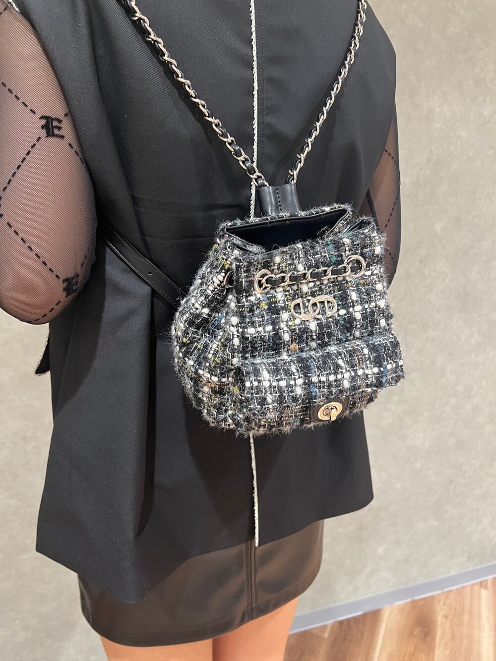 ブラック系のTシャツ/カットソー、ブラック系のベスト、その他のスカートを着用したレディースの秋コーディネートの7枚目の写真