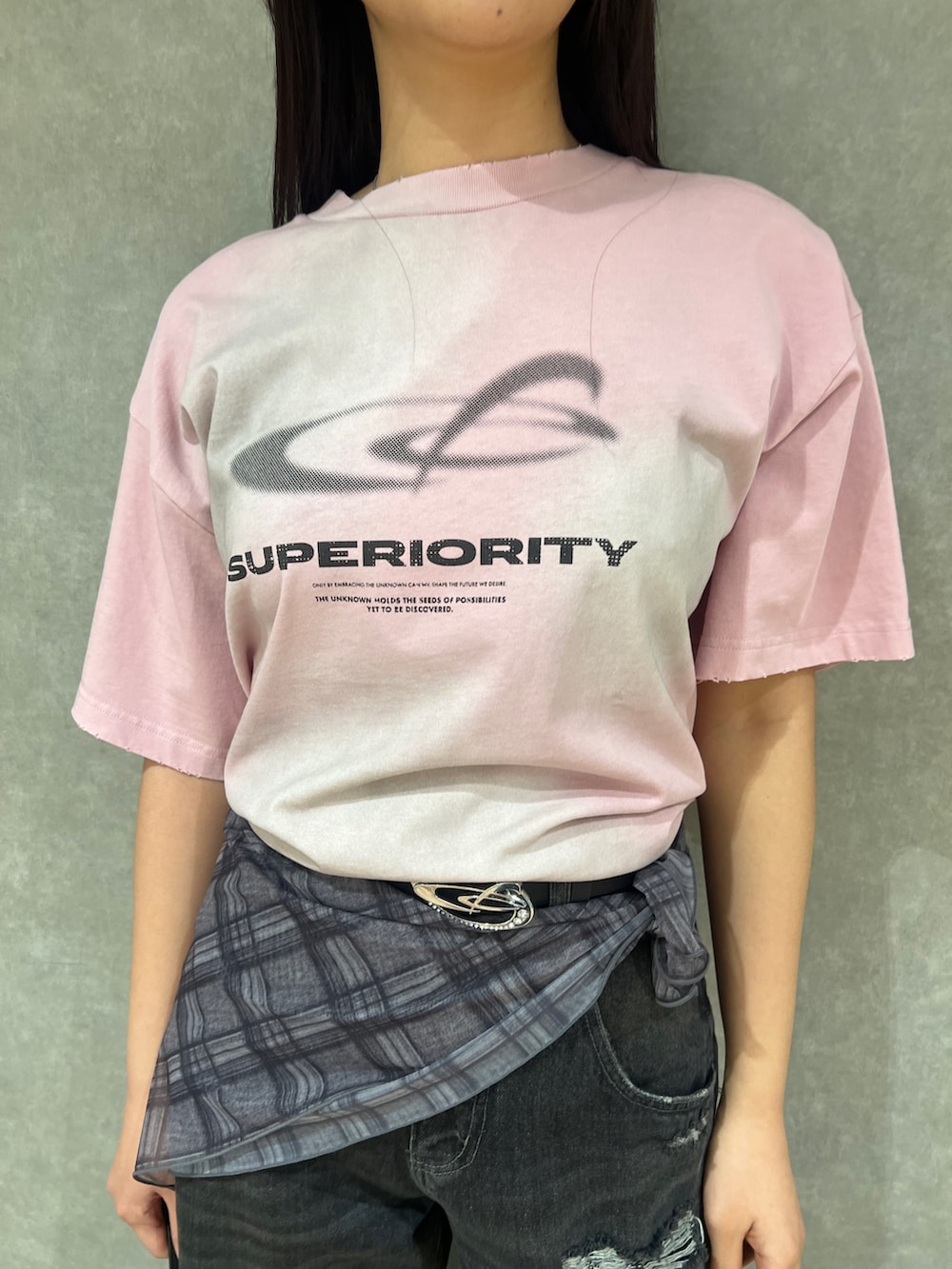 ピンク系のTシャツ/カットソー、ブラック系のデニムパンツ、ブラック系のパンプスを着用したレディースの春コーディネートの3枚目の写真