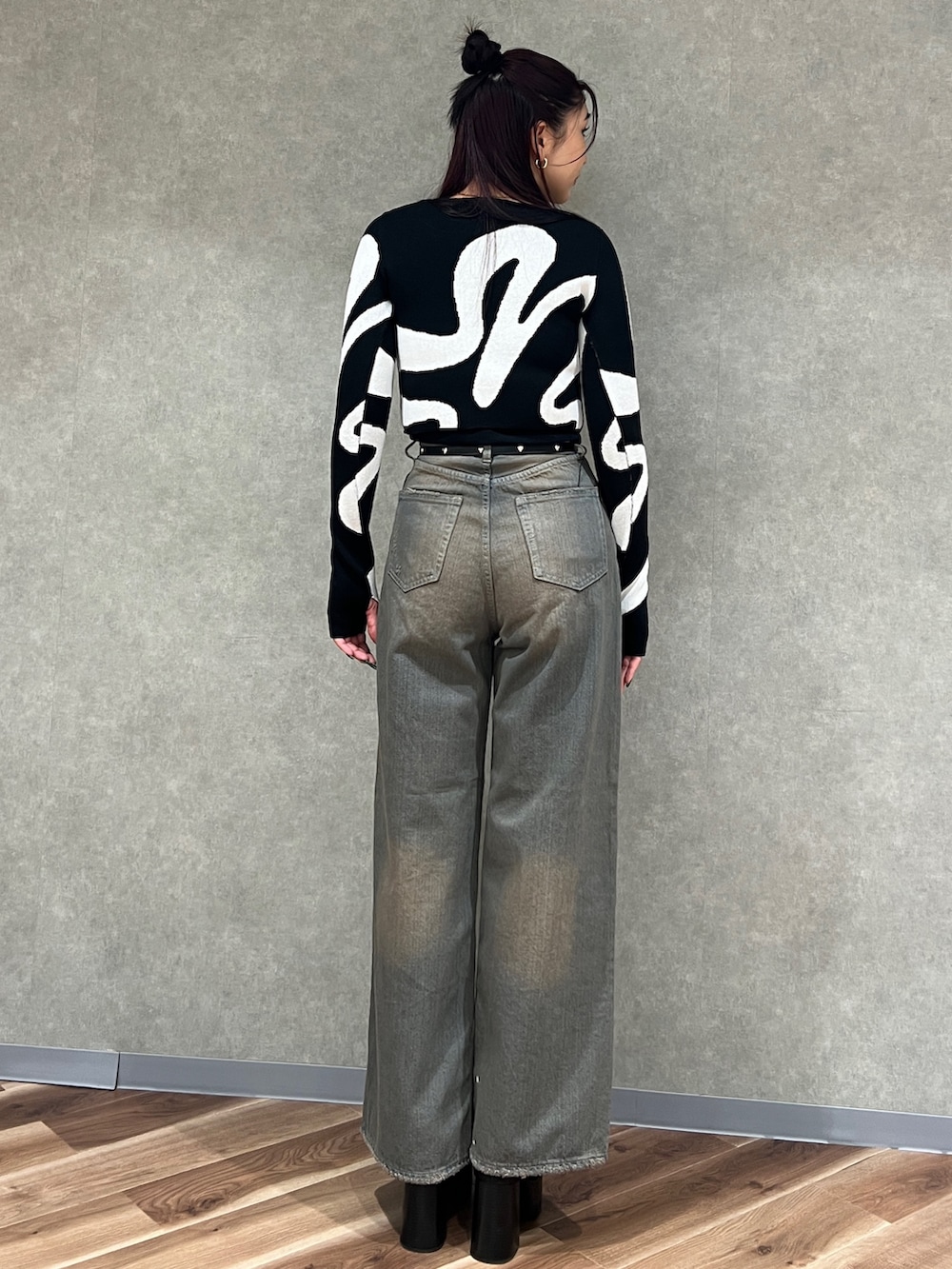 その他のニット/セーター、ブラック系のキャミソール、グレー系のデニムパンツを着用したレディースの冬コーディネートの3枚目の写真